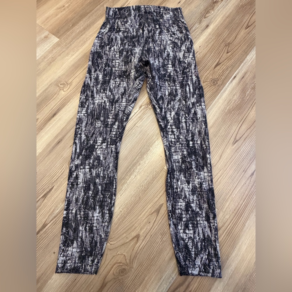 *ACCT CLOSING MAKE OFFER* Lululemon Instill Tight-Size 4/25”